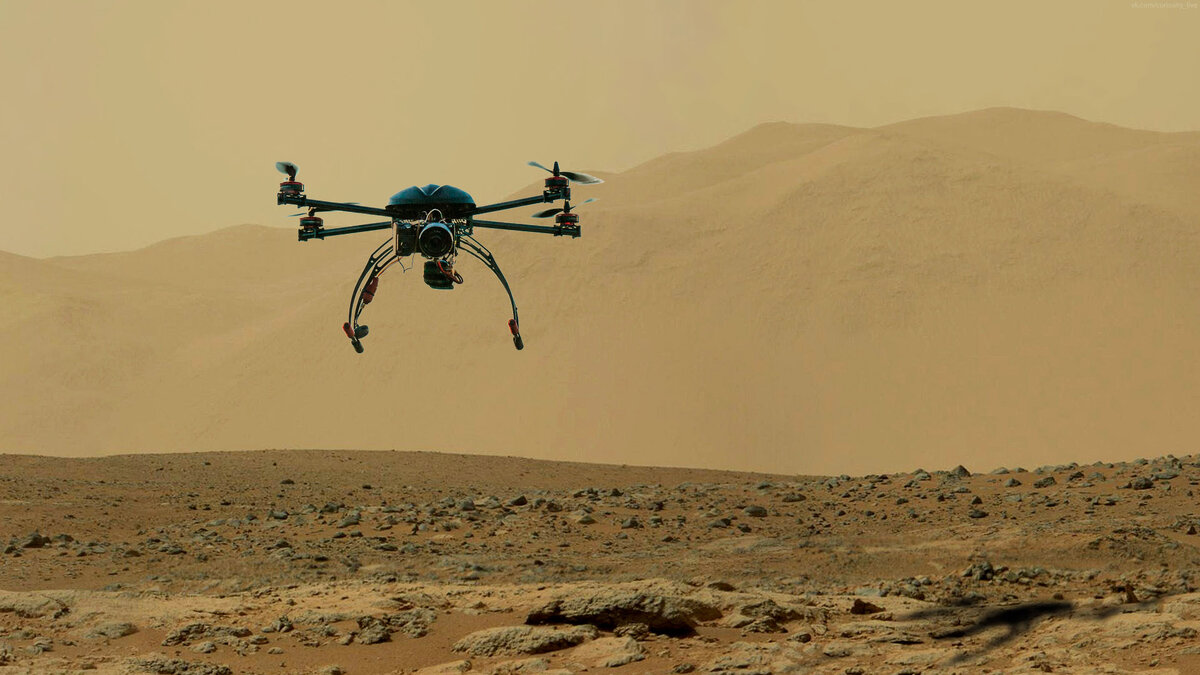 Мультикоптер классической четырехвинтовой схемы на фоне марсианских пейзажей.