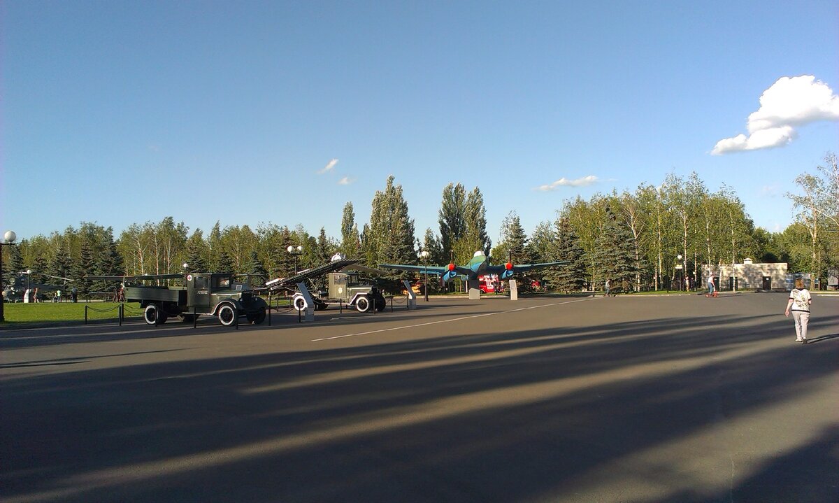 Сразу за экспонатами начинается лесной массив. Парк Победы, Казань. Фото автора