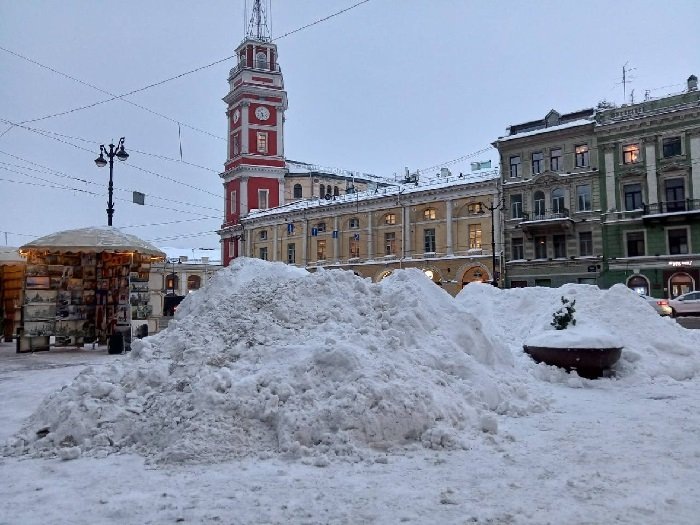 Сугробы на Невском проспекте. Фото из ТГ-канала "КВ"