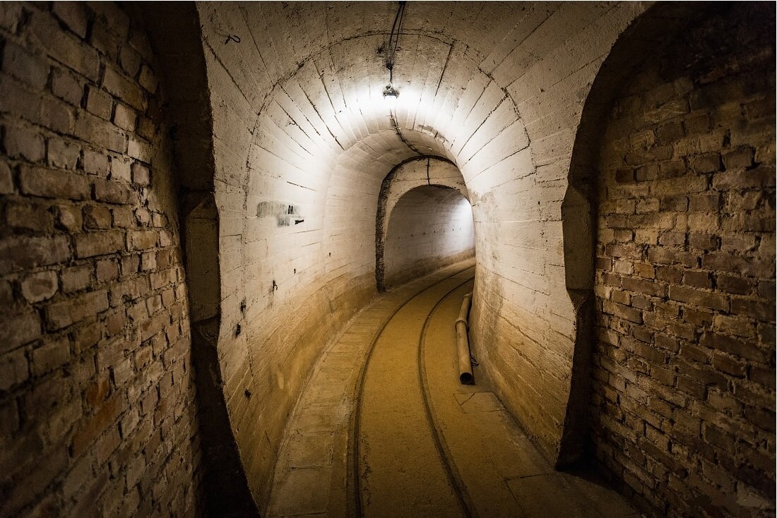 Древние бункеры. Древние бункеры. Барабарские пещеры в индии. Подземный комплекс лунью. Малабарские пещеры индия.