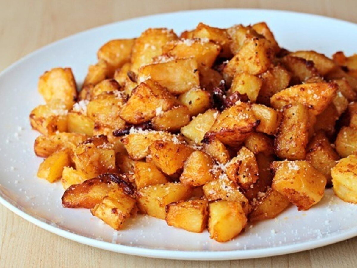 Жареная картошка с луком на сковороде 