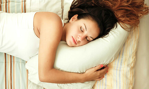 От продолжительности сна зависит физическое и эмоциональное состояние человека в течение дня. При этом очень важно не только спать определенное количество времени (по разным версиям для здорового человека это не менее 7-8 часов), но и то, в какой позе вы привыкли отдыхать. 