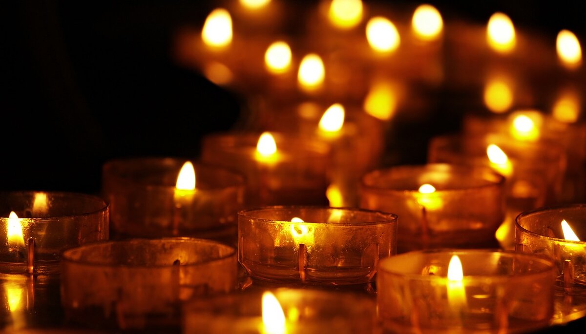 https://cdn.pixabay.com/photo/2018/08/17/10/10/tea-lights-3612508_1280.jpg