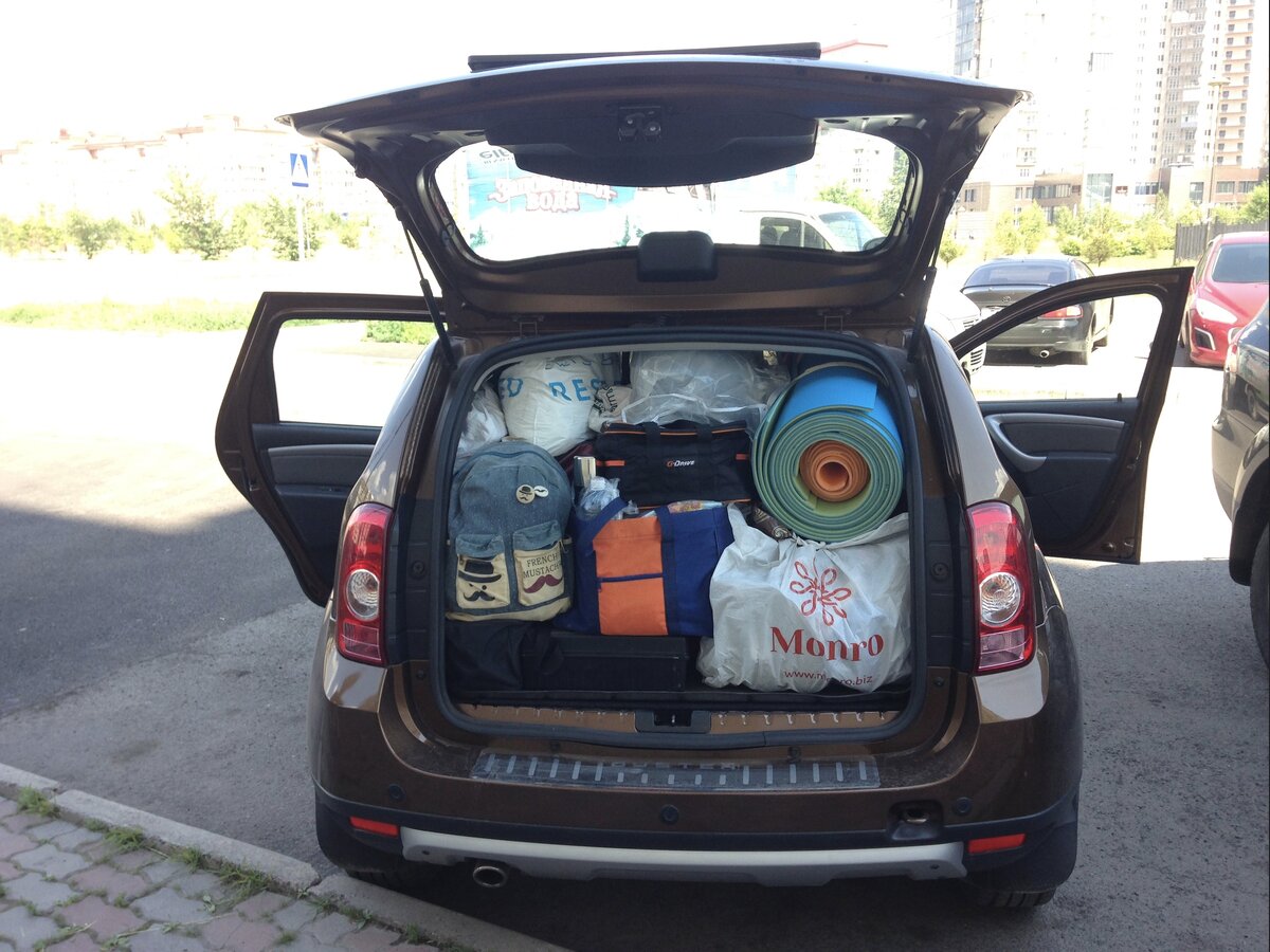 Машина забита "под завязку" - едем буквально на вещах! После похода оставим часть туристического снаряжения в Черногорске.