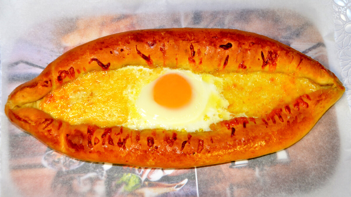 Хачапури по-аджарски — настоящая грузинская лодочка с яйцом и сыром