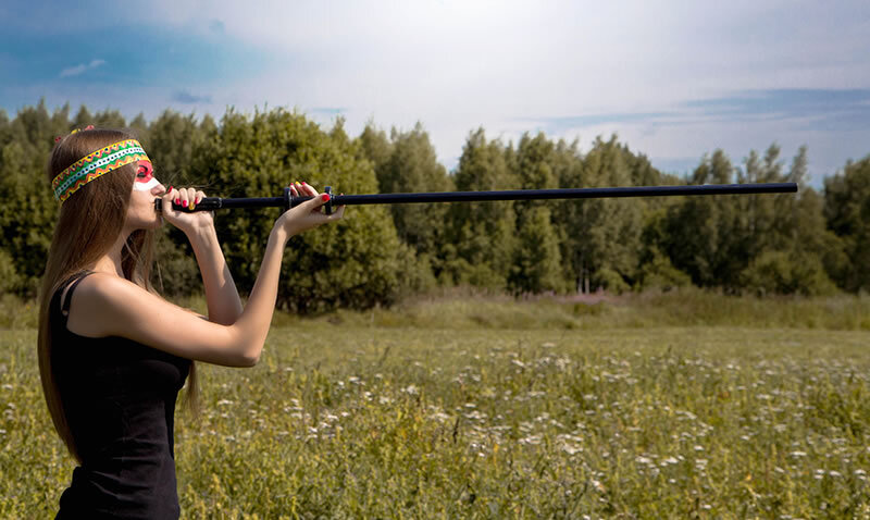 Духовые трубки считаются самым примитивным оружием. Возможно, они начали использоваться людьми еще до изобретения лука.
