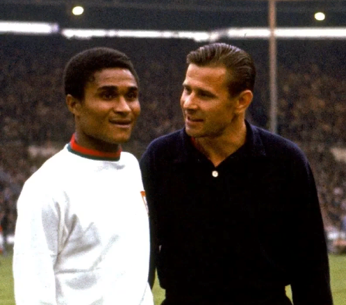 Лучший бомбардир Мундиаля Эусебио и Лев Яшин, тремя годами ранее получивший Золотой мяч.