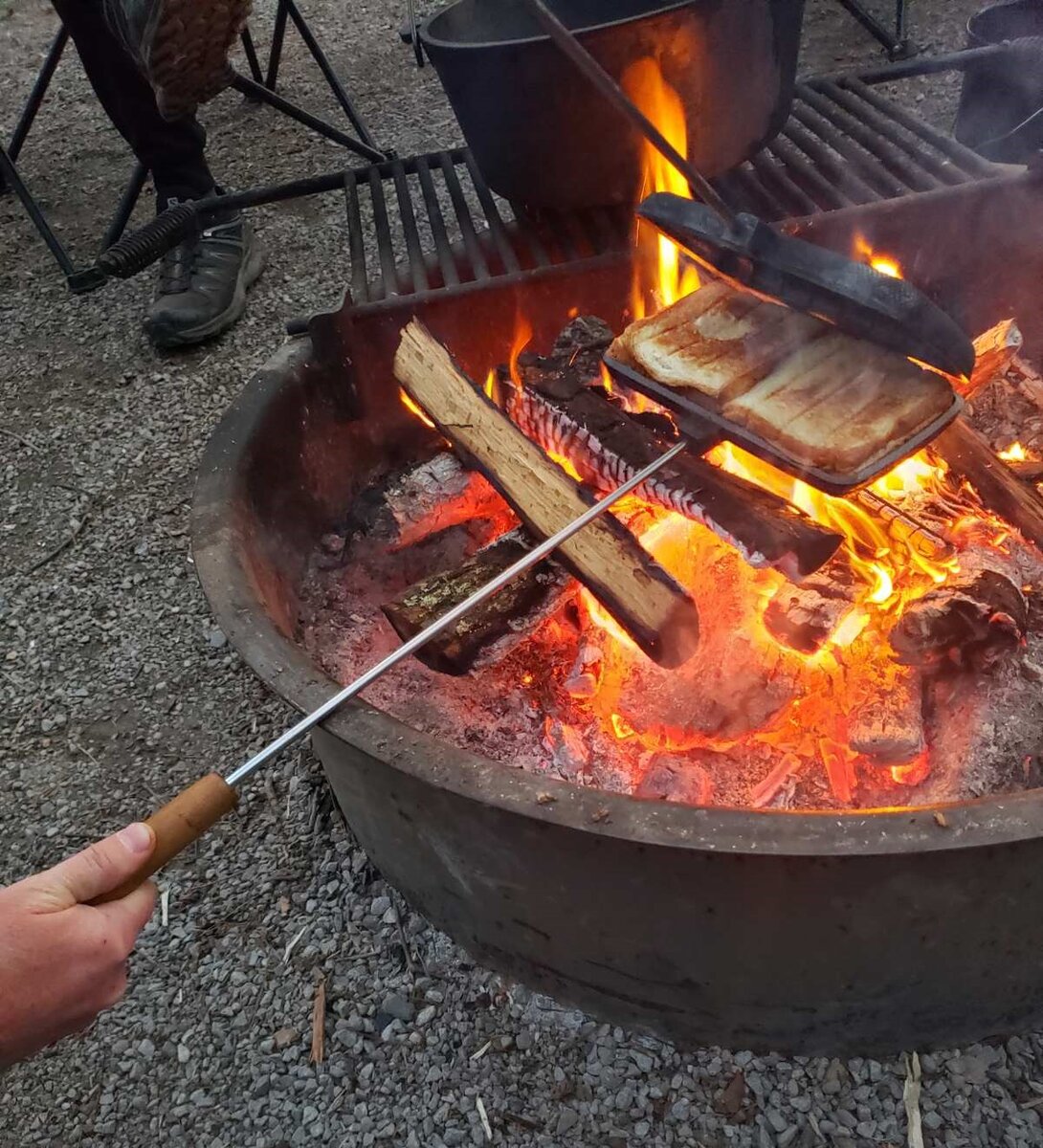 Вот в таком приспособлении  мои американские друзья готовили сэндвичи на огне. Фото автора. Подробнее смотрите в видеоролике чуть ниже. 