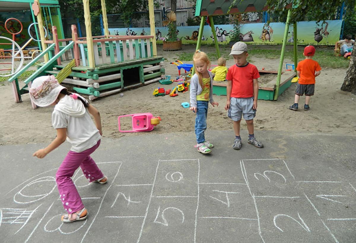 В какие игры он любит играть. Игры во дворе презентация. В какие игры он любит играть. В какие игры он любит играть. Пятнашки подвижная игра.