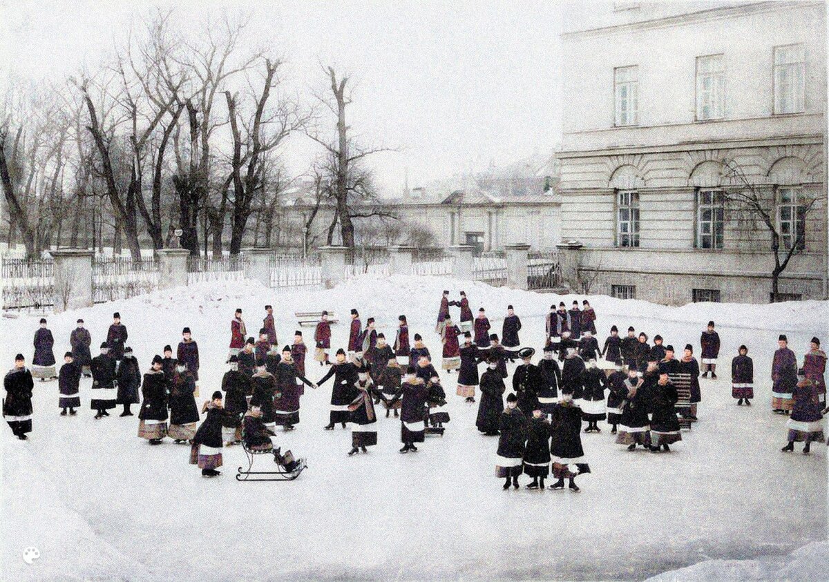 1913. Воспитанницы Смольного института благородных девиц на прогулке