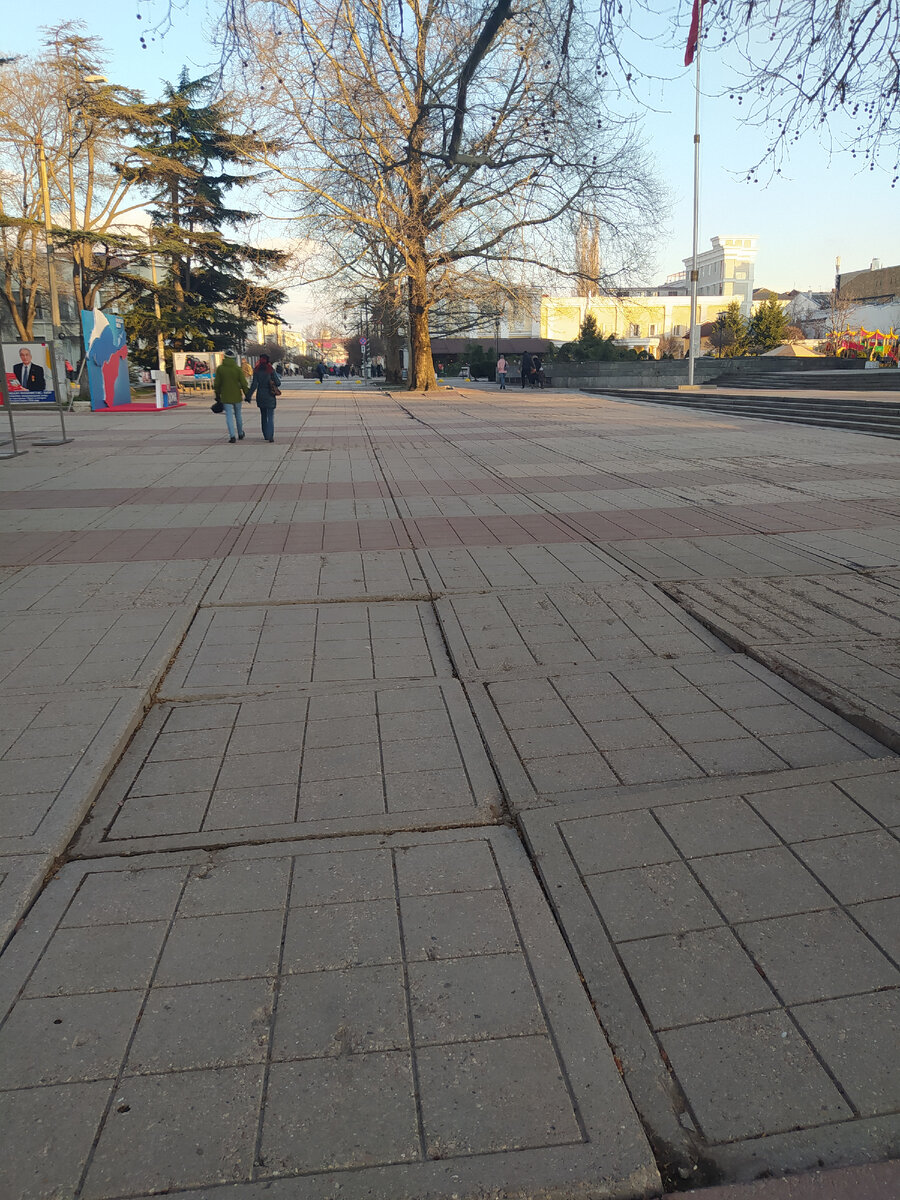 Здесь сторонники Аксенова "встретились" с минитингующими тарами. На следующий день в Крым прибыли "вежливые люди". Им ("вежливым людям") вон там чуть дальше недавно памятник установили. 