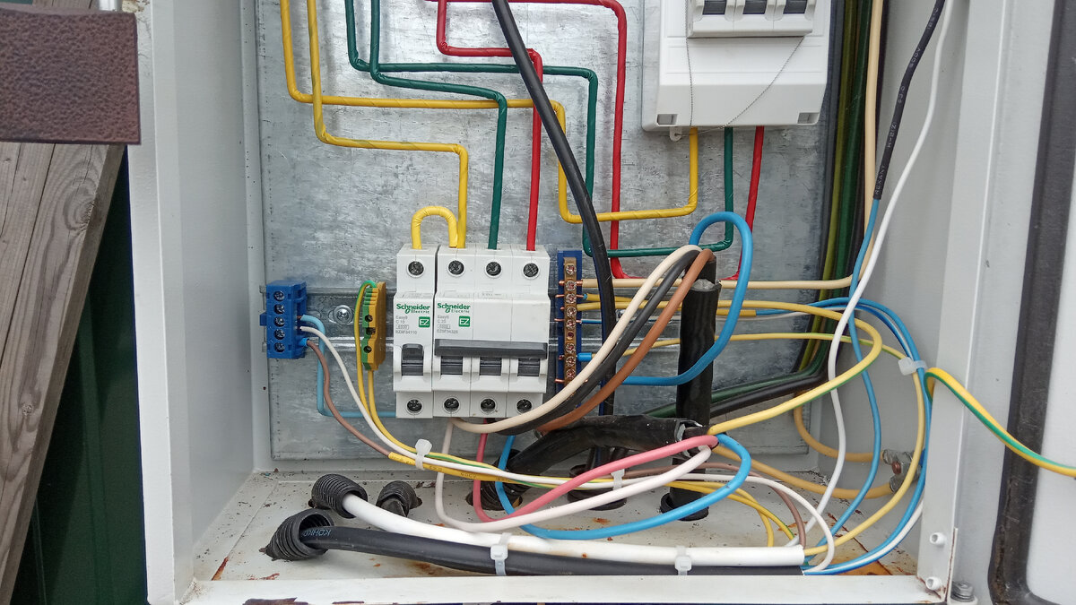 Электрощит на улице.