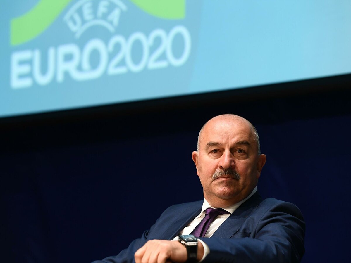 Главный тренер сборной России по футболу Станислав Черчесов 