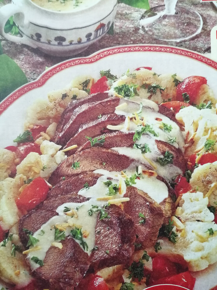 На 6 порций, время приготовления 1,5- 2 часа.Время маринования 4 часа. В одной порции 290 ккал.