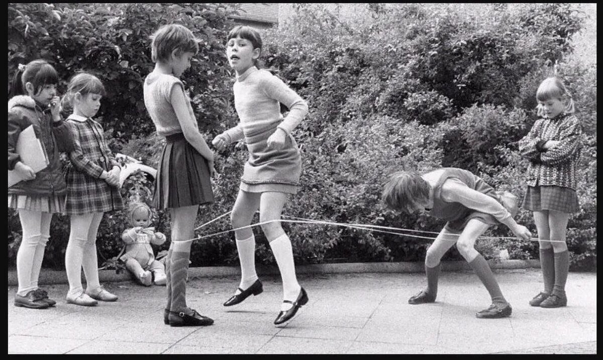 "Эх, молодежь", "А вот в наше детство…" - фразы, которые слышат в свой адрес абсолютно все поколения.-3