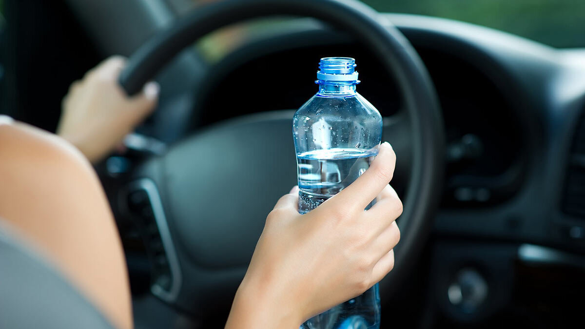 Бутылочки воды в салоне автомобиля. Бутылка воды за рулем. Бутылочки в машину=. Пьет воду за рулем.