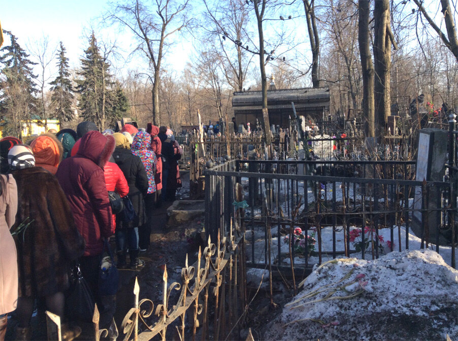 Ходят ли сегодня на кладбище. Могила Матроны Московской на Даниловском кладбище. Даниловское кладбище Матрона Московская. Могила Святой Матроны на Даниловском кладбище. Кладбище Матроны Даниловское кладбище могила.