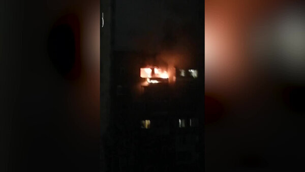 Взрыв бытового газа в жилом доме на улице Воровского в Ижевске попал на камеры наблюдения. Видео © VK / "Ижевск Где Гай Стоят (ИГГС)"