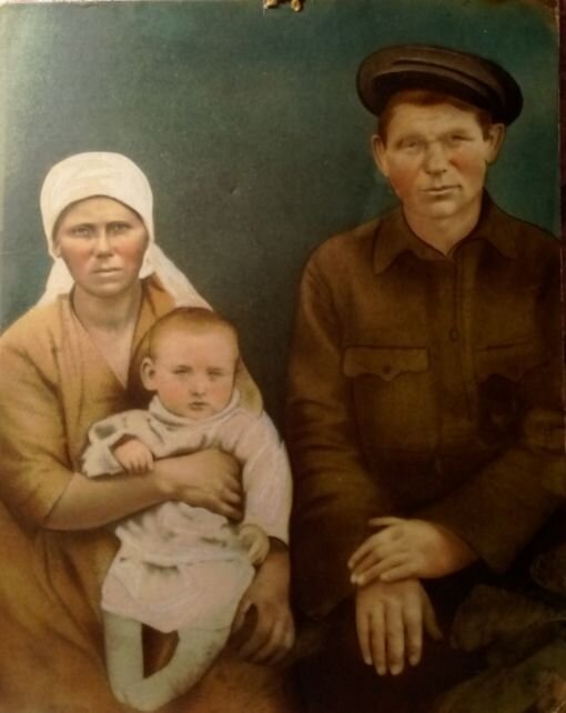 Мои дедушка с бабушкой с первенцем в молодости.