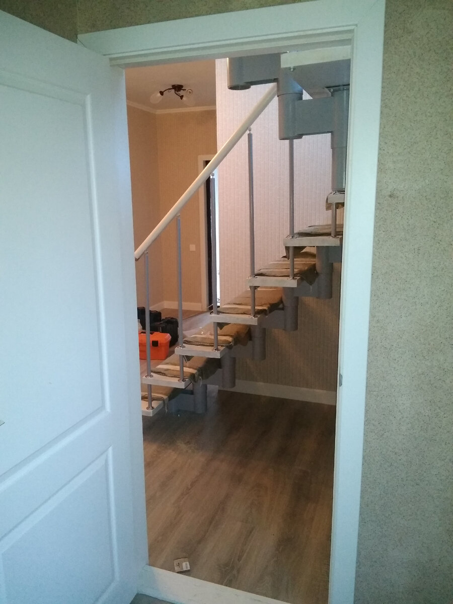 Хорошо дверь открывается в другую сторону, иначе бы лестница не дала возможности отрыть дверь.