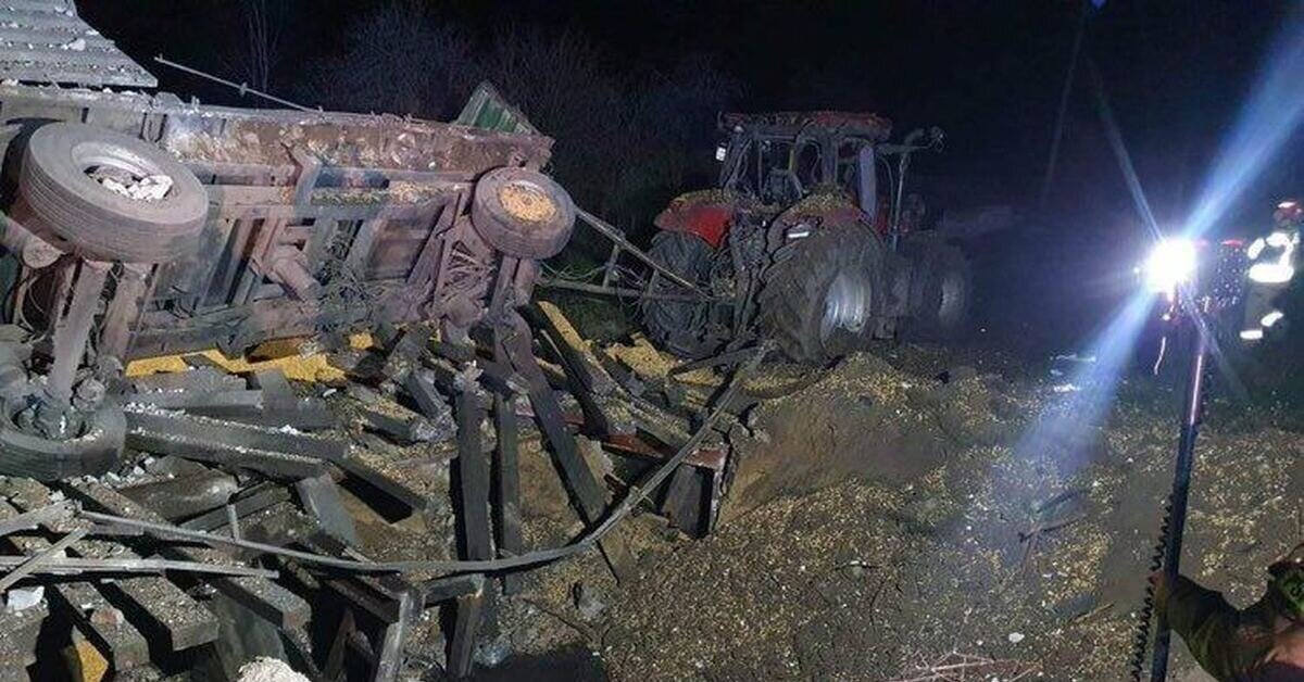  ФОТО ВЗРЫВА УКРАИНСКОЙ РАКЕТЫ. А ПОЧЕМУ ТЕЛЕГУ НЕ РАЗНЕСЛО В ЩЕПКИ ТЕЛЕГУ И КОЛЕСА НЕ РАЗОРВАНЫ КОЛЕСА ОСКОЛКАМИ. ИСТОЧНИК СВОБОДНЫЙ.