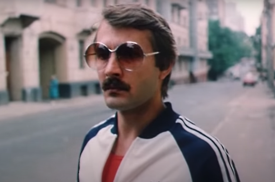 "Наверное, и этот мальчишка и его подруга - опасные преступники, решил он, потому что так думать спокойнее". Кир Булычев, "Сто лет тому вперед"