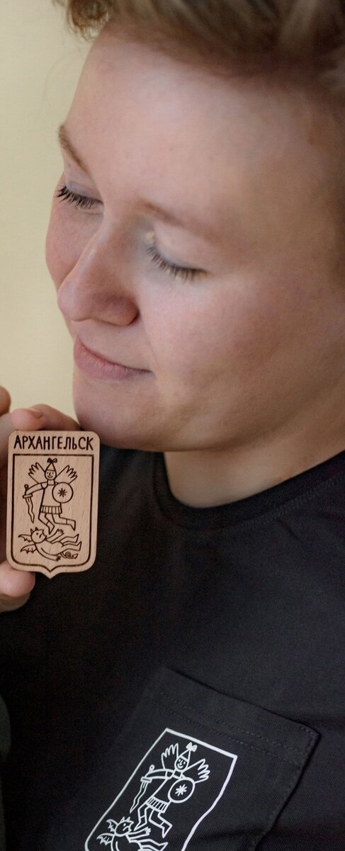 Ульяна Медведева демонстрирует значок. 