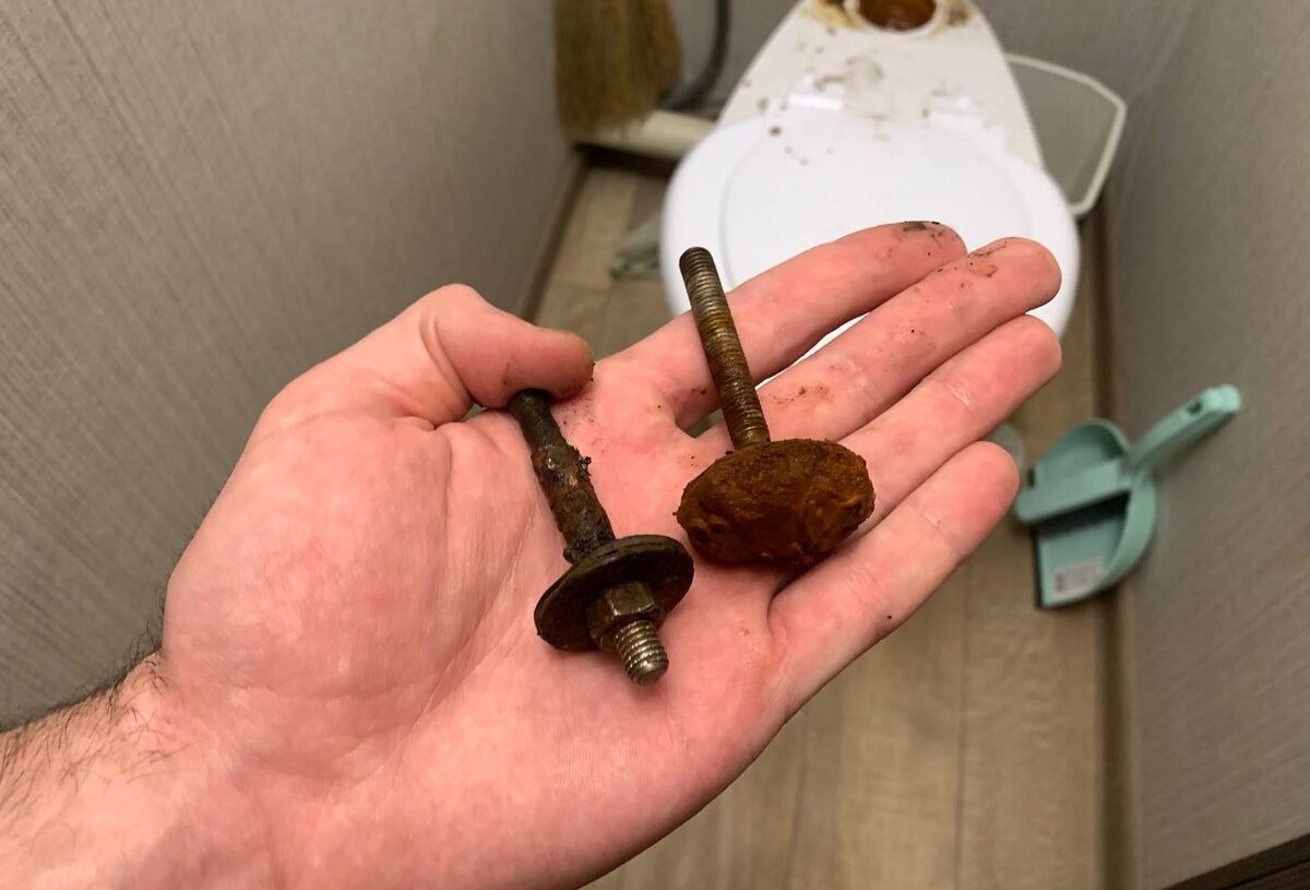 Видавшие виды крепления бачка к унитазу