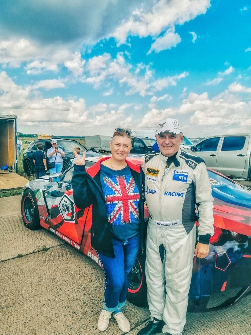 На фото Олег Крохин - газ не сброшу и его чемпион Nissan GTR.