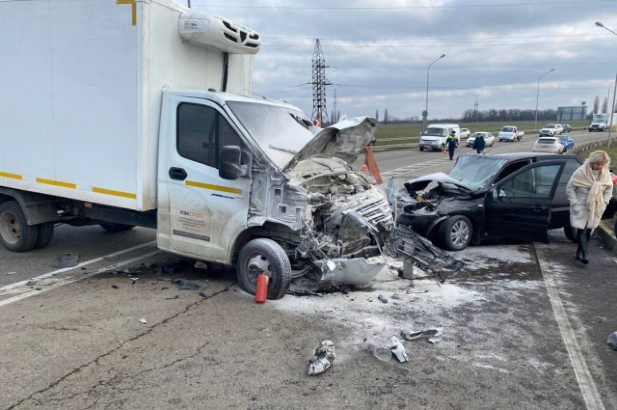    Под Краснодаром после ДТП грузовика и легковушки двое госпитализированы
