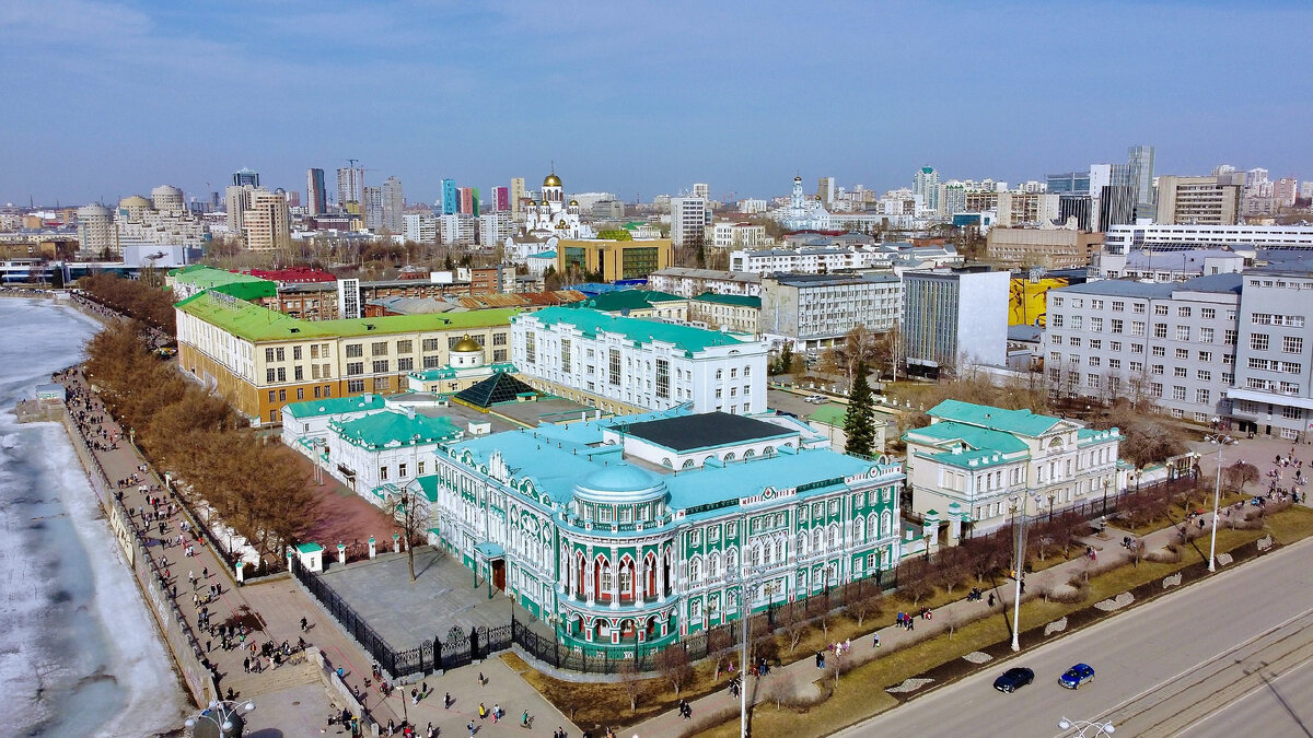 Дом Севастьянова на переднем плане, за его крышей купола Храма-на-Крови