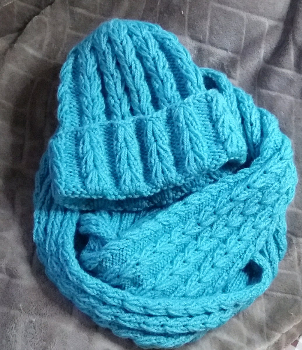 Комплект из шапки и снуда.