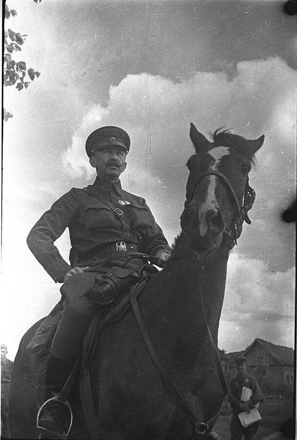 28 июня 1942 года. Генерал-лейтенант Павел Алексеевич Белов, командир 1-го гвардейского кавалерийского полка. &nbsp; Фото: Михаил Савин.