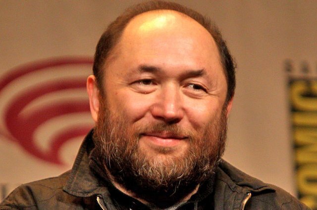    Кому Тимур Бекмамбетов продал свою киностудию в России?