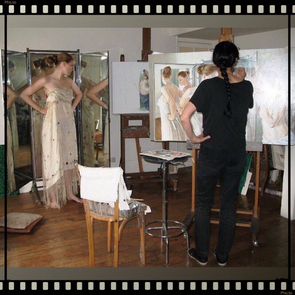 Натурщицы. Фотосессия в художественной студии. Позирует художнику. Натурщики для художников. Позируют художницам.