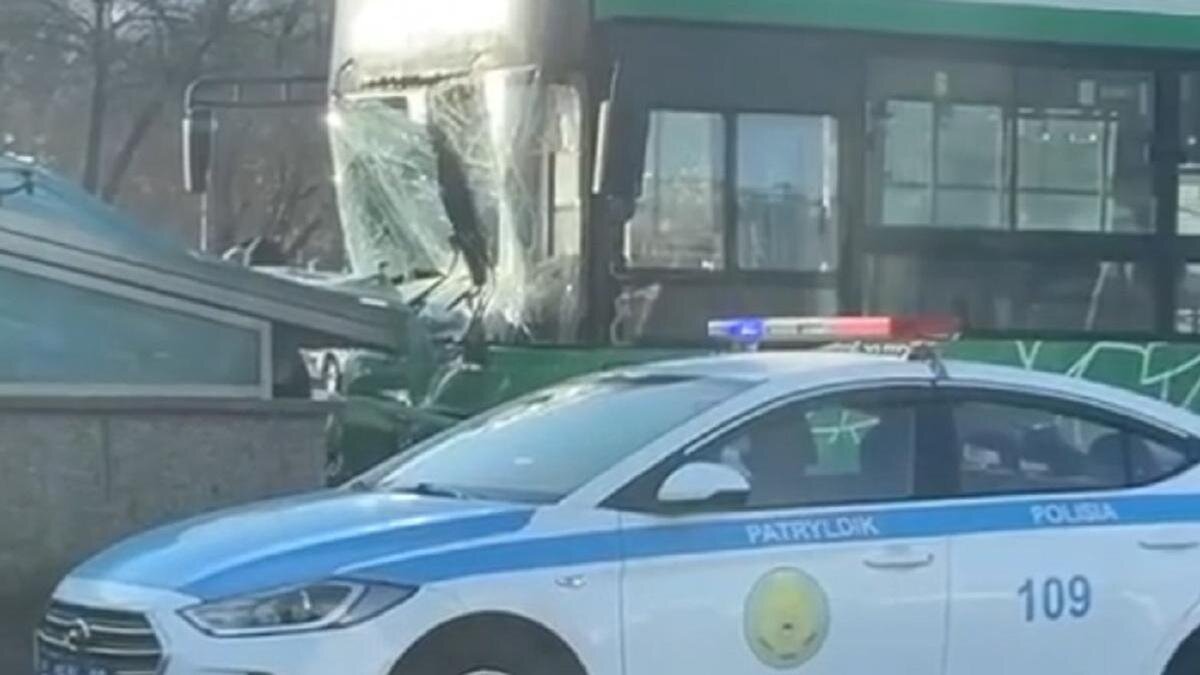    Автобус врезался в метро:instagram.com/kris_p_almata