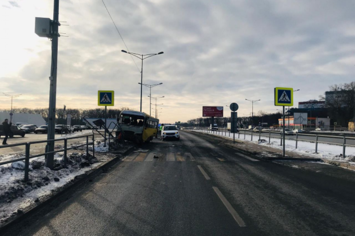    В Самаре на Московском шоссе автобус № 368 протаранил пешеходное ограждение