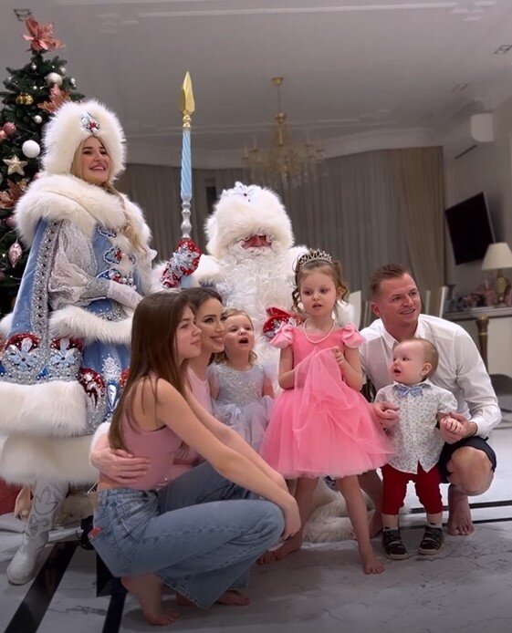    Анастасия Костенко с падчерицей, детьми и мужем снялись у елкиКадр из видео