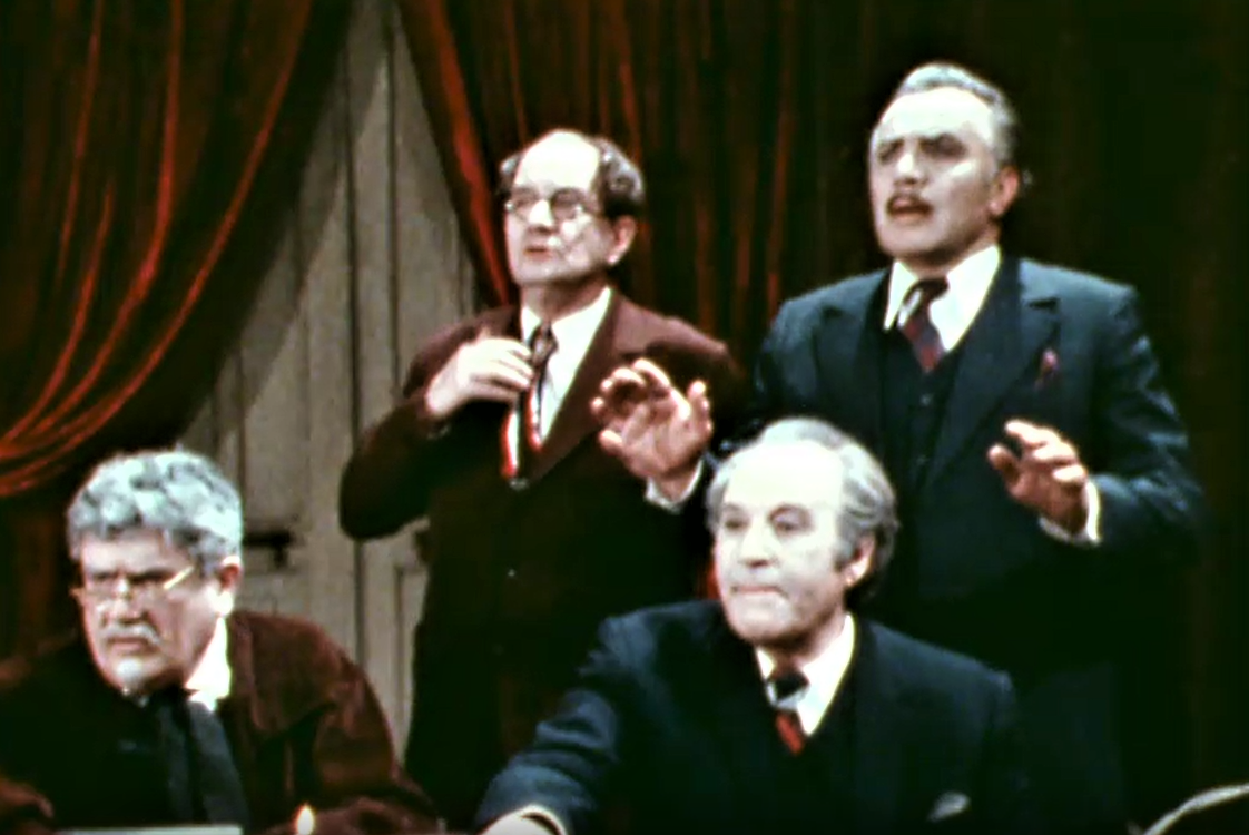 Кадр из фильма-спектакля "Средство Макропулоса" (1978)