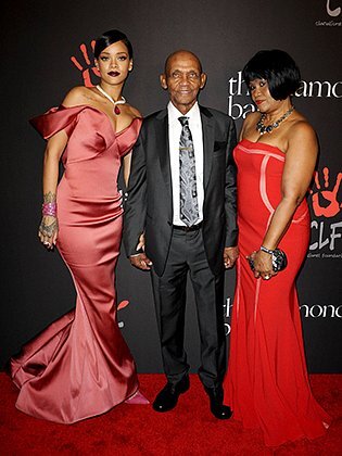 Рианна с матерью Моникой и дедом Лайонелом на благотворительном балу в Беверли-Хиллз, 2014 год
Фото: PicturePerfect / Legion-media.ru