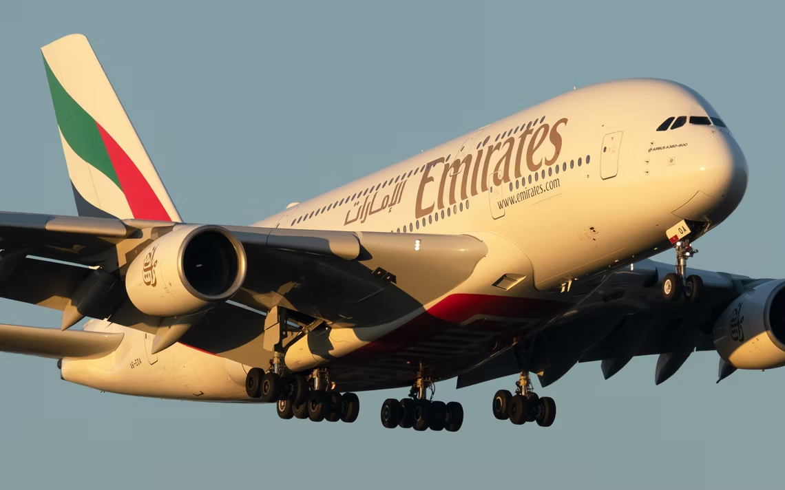 Эйрбас а380 800. А380 800 эмирейтс. Airbus a380 emirates. Аэробус а380 800. Airbus a380 emirates.