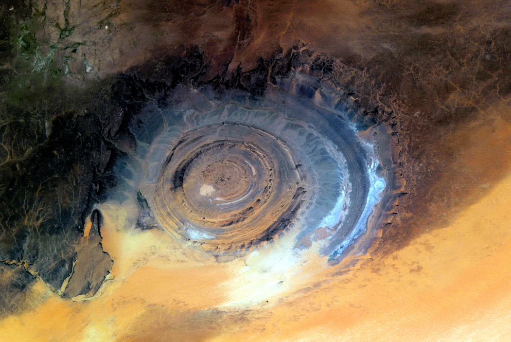 Фото: https://ddom-zdor.ru/world-around/znamenityi-glaz-pustyni-sahary-eye-of-the-sahara-oko-mira-ili-geologicheskaya.html