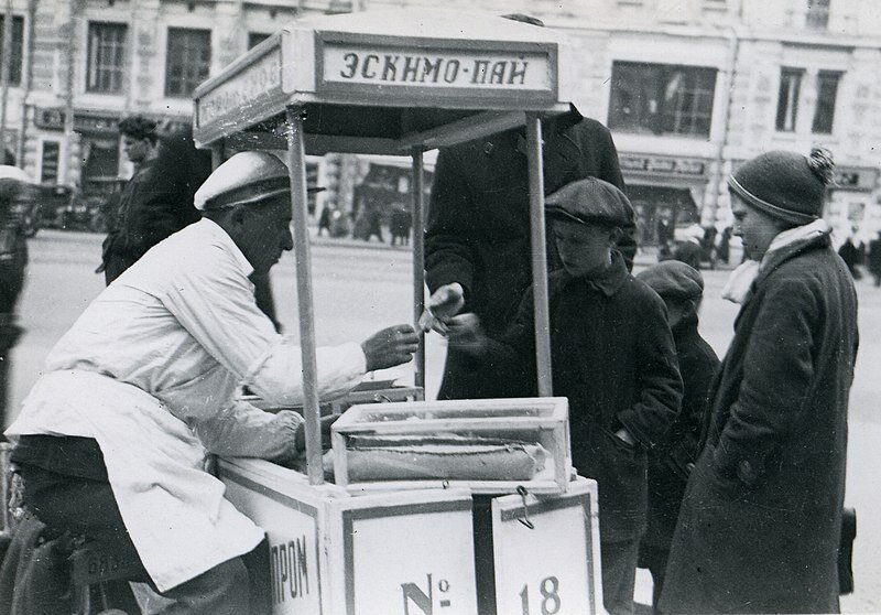 Торговля мороженым, 1935 г. Фото: Эрик Сундвор. Москва, Театральный проезд.
