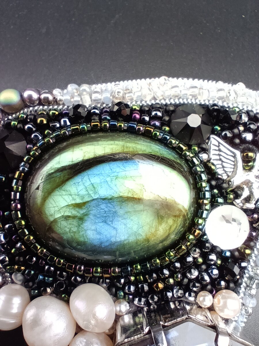 Спектролит — это северное сияние в камне