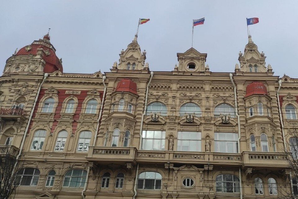     В центре здания Ростовской-на-Дону городской Думы видны сразу две богини. Анастасия ТАЛЫЗИНА