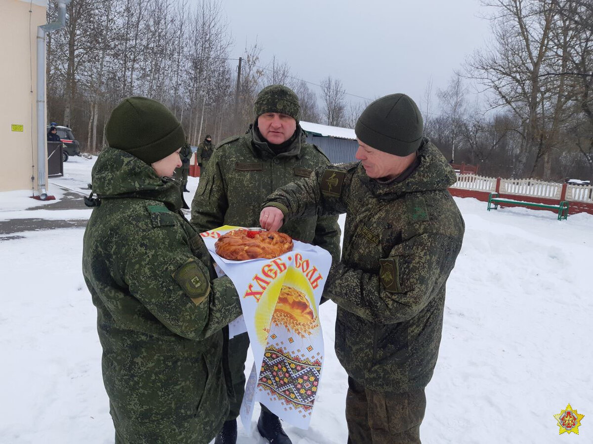 Встречают с хлебом-солью. В Белоруссию приехал главком Сухопутных войск  России Салюков | Фонтанка.ру | Дзен