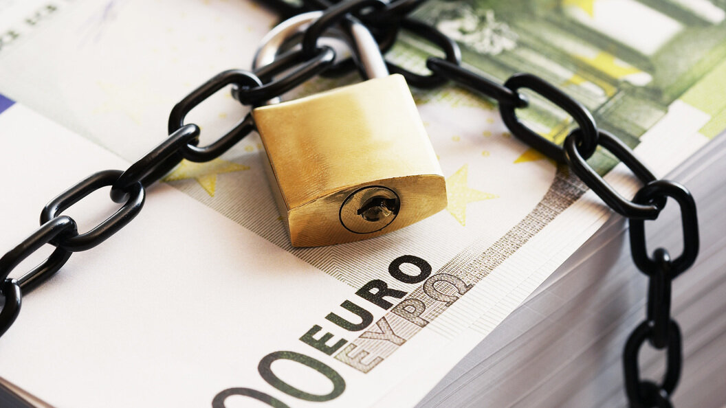 

Думаю, каждый руководитель знает, как выглядит платежное поручение на перечисление налогов. Там куча цифр в множестве разных полей и важно не путать, иначе проблем с зачётом, возвратом, уточнением будет много. Ну, как минимум ИФНС берет обычно месяц на зачёт по разным основаниям, а за это время то пеня набежит, то требование «прилетит».

В общем, с указанием реквизитов в платежках надо быть аккуратнее, иначе придется обращаться в суд за защитой своих прав, как в следующем примере. 

В столичный суд арбитражный суд обратилась компания С. Причиной тому стал отказ инспекции в зачёте НДФЛ, уплаченного по неверному ОКТМО. Общество сменило адрес места нахождения, а в платежках шлёпала старый ОКТМО. Ввиду того, что НДФЛ – налог не компании, а физлиц, ИФНС отказала в зачете переплаты.
Суды вынесли вердикт: указание ошибочного кода ОКТМО не является основанием для признания обязанности по уплате налога в бюджетную систему РФ неисполненной.

Если срок обращения в ИФНС с заявлением о зачете переплаты не был пропущен, то на основании п. 6 ст. 78 НК РФ у инспекции есть лишь месяц на возврат/зачёт. В ином случае, по истечении указанной даты подлежат начислению проценты на суммы излишне уплаченного налога, своевременно не возвращенные налогоплательщику, за каждый календарный день нарушения срока возврата.

💡Для любителей почитать первоисточник: Дело № А40-161224/2021.

#мспсудится