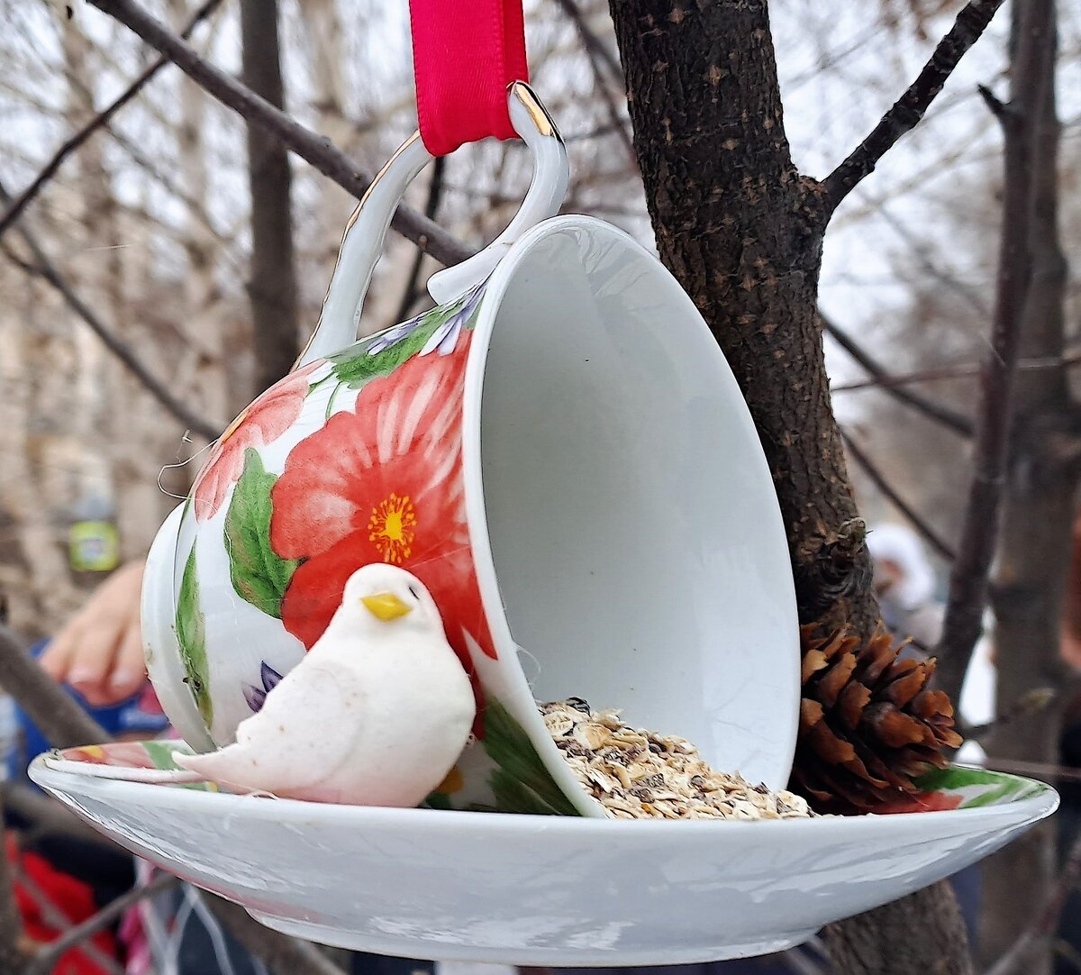 Кормушка для птиц: «столовая» для пернатых и украшение сада