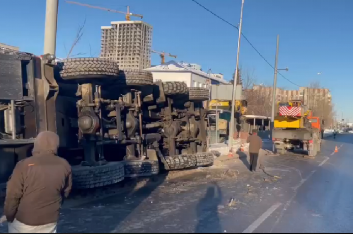    Сотрудники ГИБДД работают на месте ДТП с опрокинувшимся автокраном