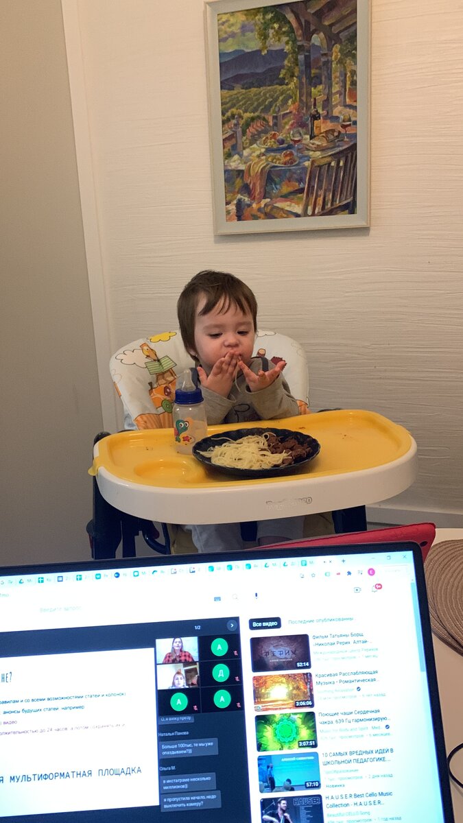 Плюс хорошего аппетита у ребёнка в том, что пока он кушает - можно заниматься своими делами. Пока Диана ест - я работаю и учусь. Полный дзен